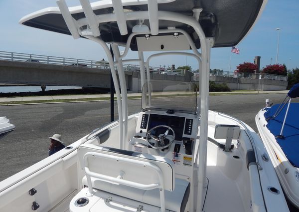 Robalo R222-CENTER-CONSOLE image