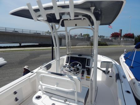 Robalo R222-CENTER-CONSOLE image