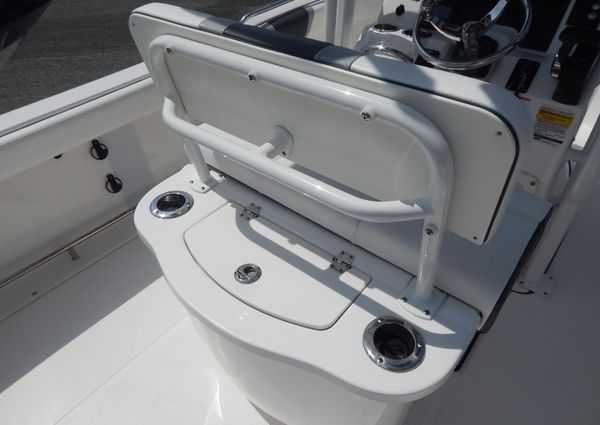 Robalo R222-CENTER-CONSOLE image