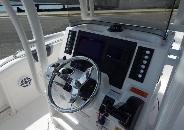 Robalo R222-CENTER-CONSOLE image