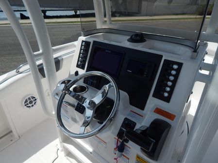 Robalo R222-CENTER-CONSOLE image