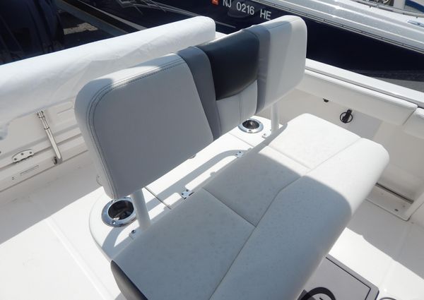 Robalo R222-CENTER-CONSOLE image