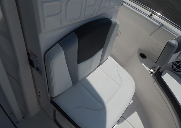 Robalo R222-CENTER-CONSOLE image