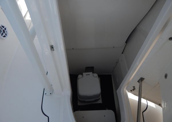 Robalo R222-CENTER-CONSOLE image