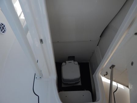 Robalo R222-CENTER-CONSOLE image