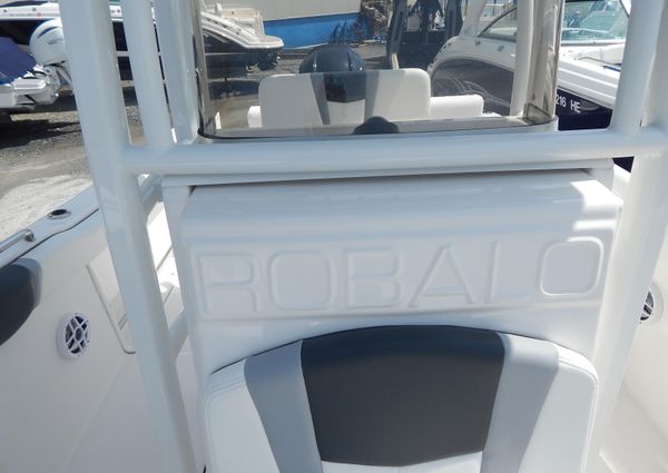 Robalo R222-CENTER-CONSOLE image