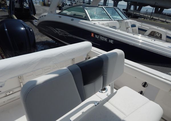 Robalo R222-CENTER-CONSOLE image