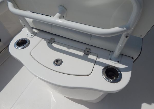 Robalo R222-CENTER-CONSOLE image