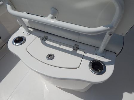 Robalo R222-CENTER-CONSOLE image