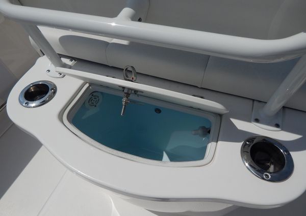 Robalo R222-CENTER-CONSOLE image