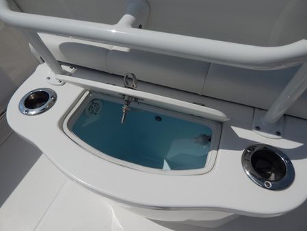 Robalo R222-CENTER-CONSOLE image