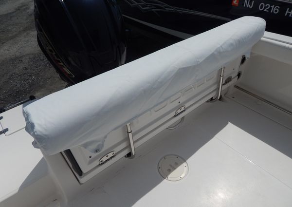 Robalo R222-CENTER-CONSOLE image