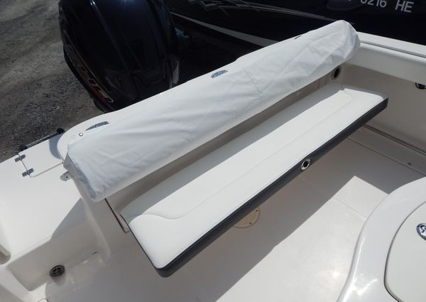 Robalo R222-CENTER-CONSOLE image