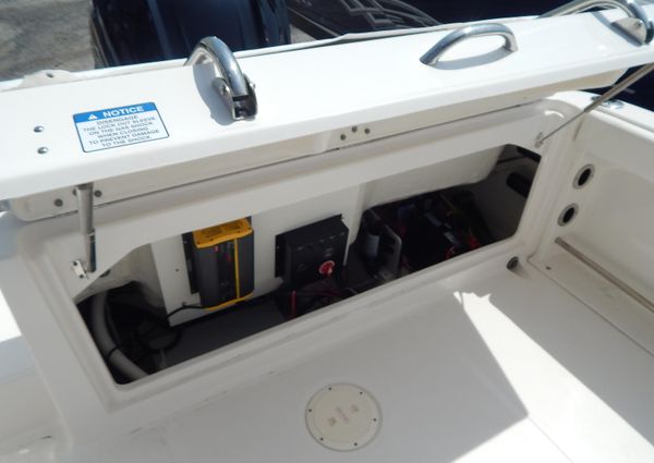 Robalo R222-CENTER-CONSOLE image