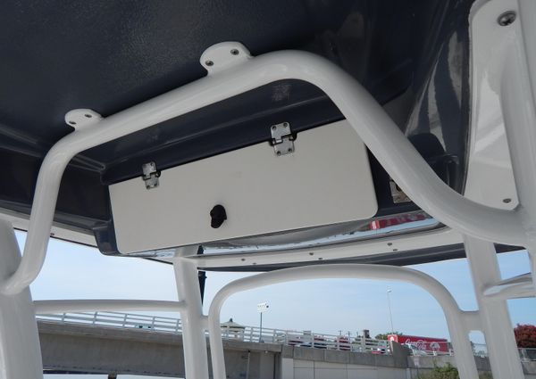 Robalo R222-CENTER-CONSOLE image