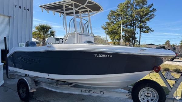 Robalo R180 Center Console 