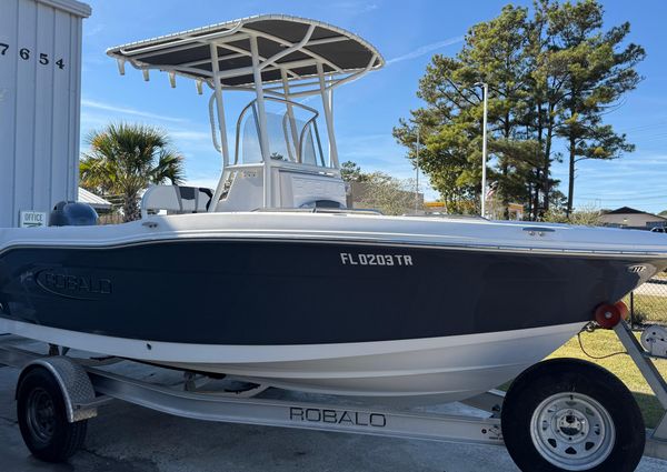 Robalo R180-CENTER-CONSOLE image