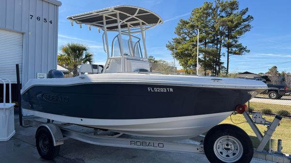 Robalo R180-CENTER-CONSOLE image