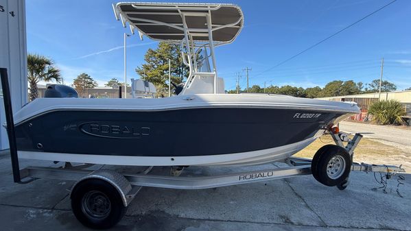 Robalo R180-CENTER-CONSOLE image