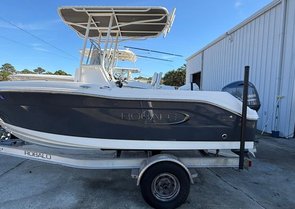 Robalo R180-CENTER-CONSOLE image