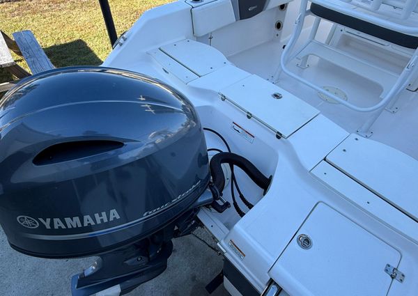 Robalo R180-CENTER-CONSOLE image