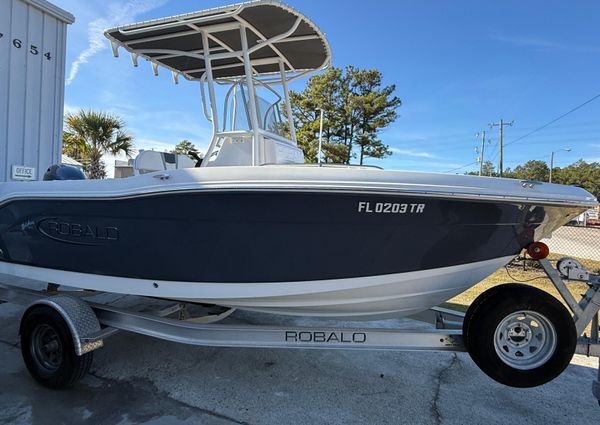 Robalo R180-CENTER-CONSOLE image