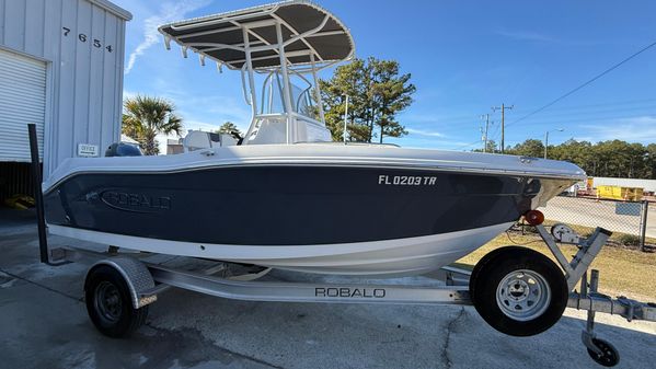 Robalo R180-CENTER-CONSOLE image