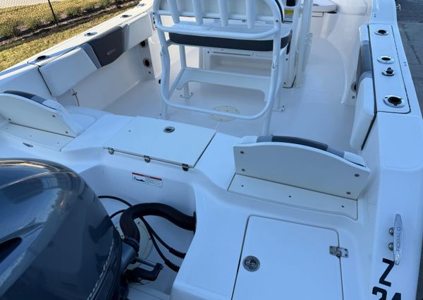 Robalo R180-CENTER-CONSOLE image