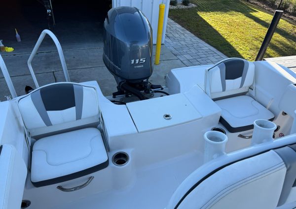 Robalo R180-CENTER-CONSOLE image