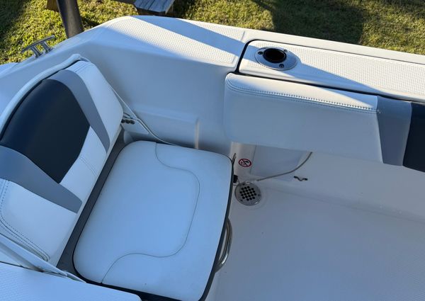 Robalo R180-CENTER-CONSOLE image