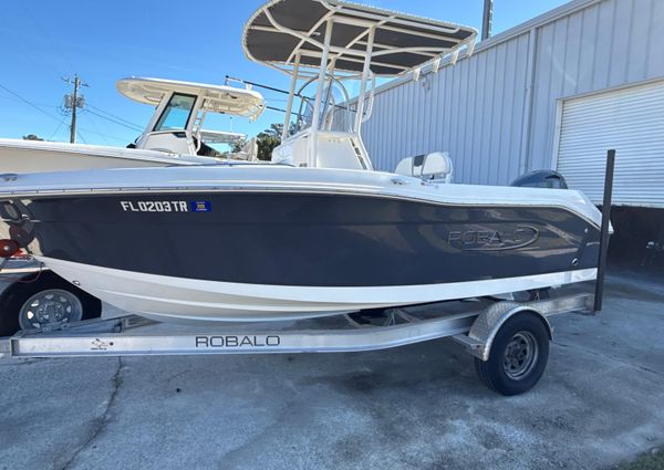 Robalo R180-CENTER-CONSOLE image