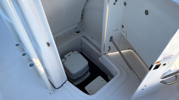 Robalo R180-CENTER-CONSOLE image