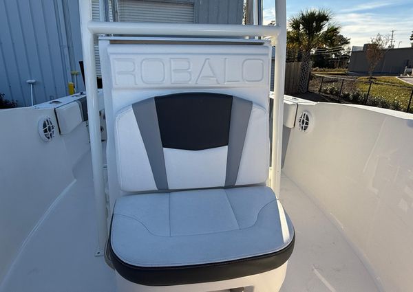 Robalo R180-CENTER-CONSOLE image