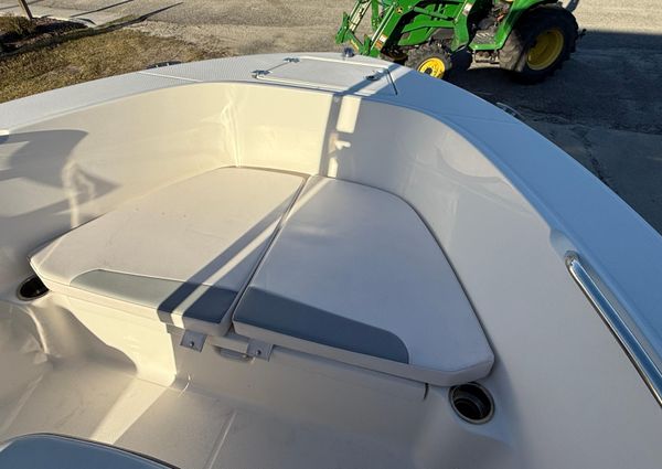 Robalo R180-CENTER-CONSOLE image