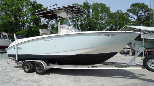 Boston Whaler 2400 Outrage 