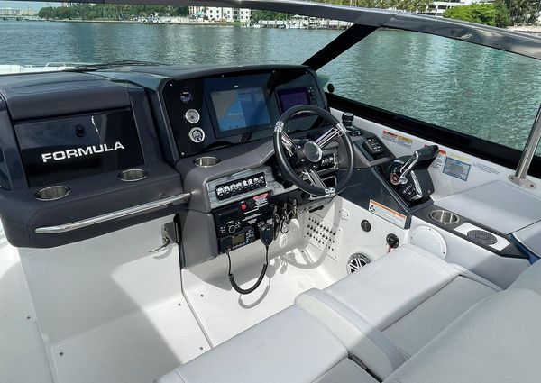 Formula 330 Crossover Bowrider OB image