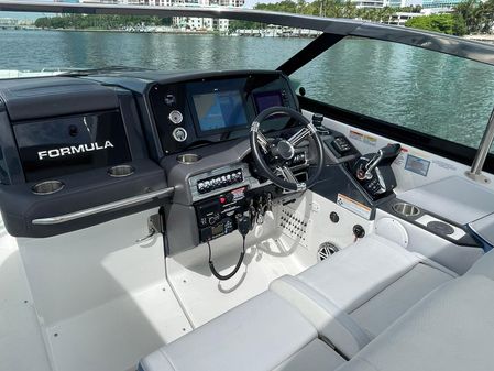 Formula 330 Crossover Bowrider OB image