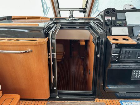 Tiara Yachts Sovran Salon 5200 image