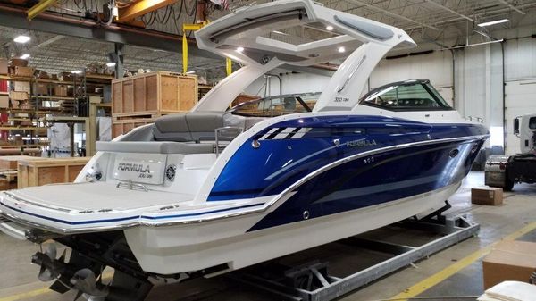 Formula 330 Crossover Bowrider