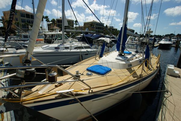 Hallberg-Rassy 39 - main image