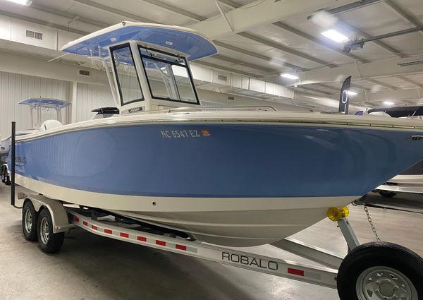 Robalo R250-CENTER-CONSOLE image