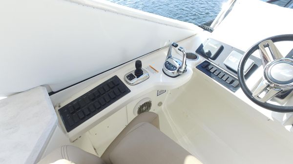 Sea Ray L650 Fly image