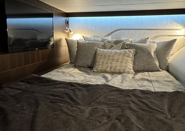 Cruisers Yachts 42 GLS image