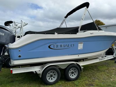 2024 Robalo207 Dual Console