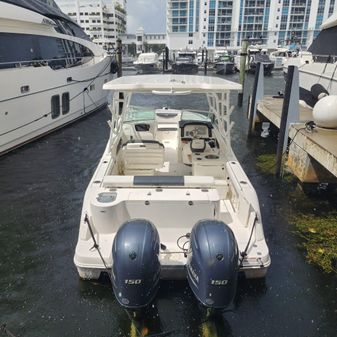 Robalo R247 Dual Console image