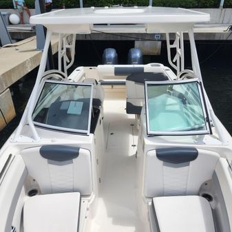 Robalo R247 Dual Console image