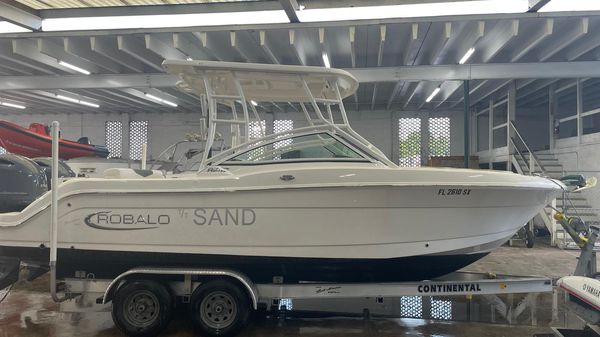 Robalo R247 Dual Console 