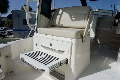 Boston Whaler 325 Conquest image