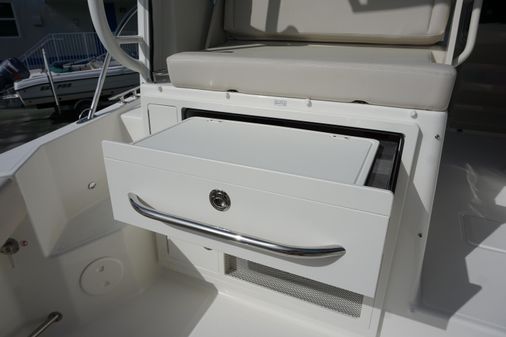 Boston Whaler 325 Conquest image