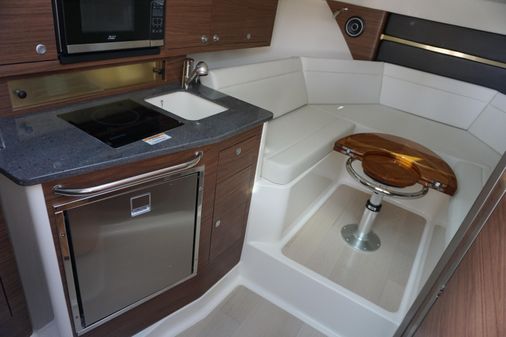 Boston Whaler 325 Conquest image